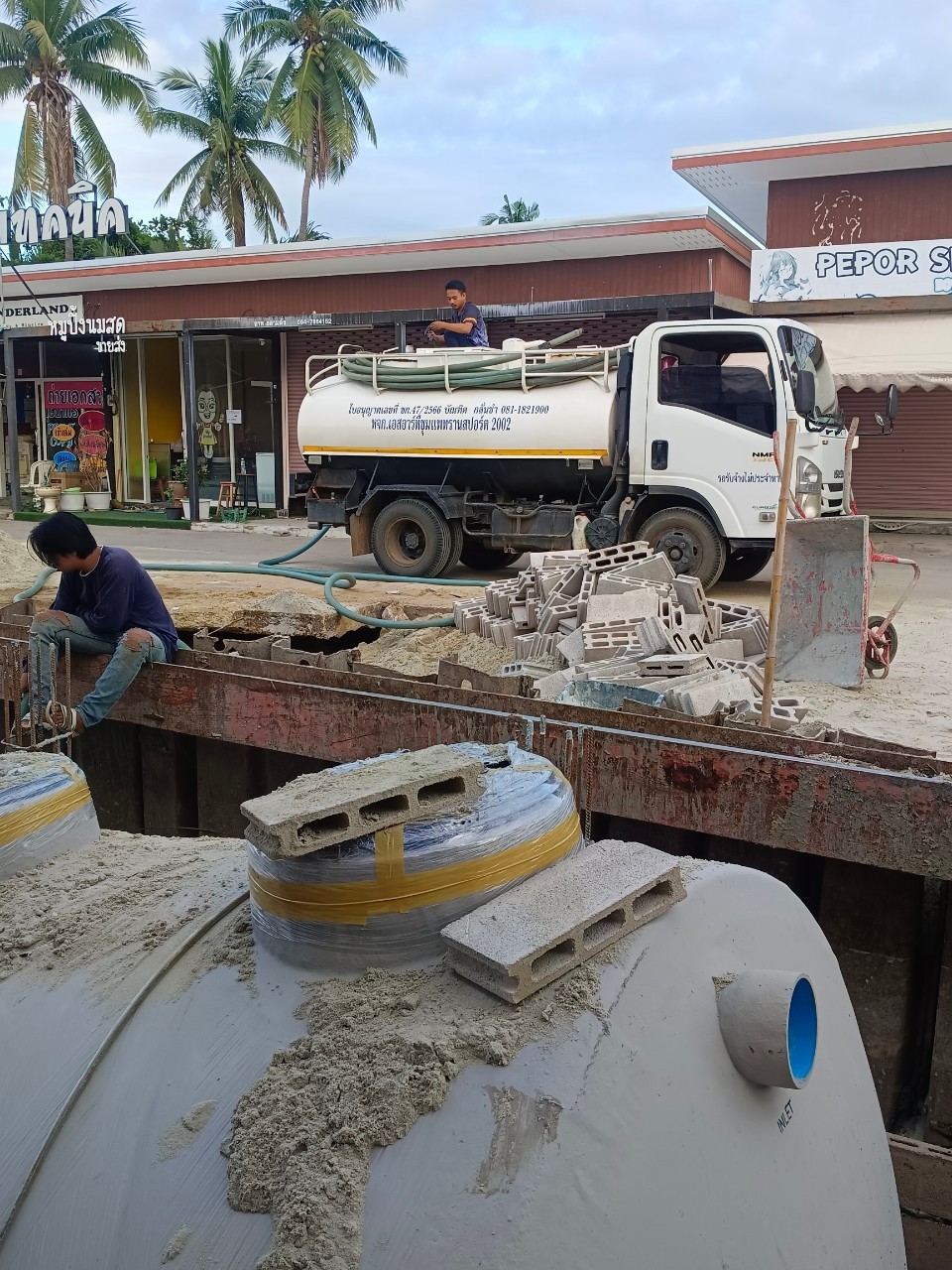 29 - https://บริการดูดส้วมดูดน้ําเสีย.com | บริการดูดส้วม ดูดน้ำเสีย แก้ไขปัญหาส้วมเต็ม ท่อตัน ขุดบ่อ/ถัง บริการบ้าน โรงงาน ร้านอาหาร ทั่วจังหวัด ด้วยรถ 6 ล้อใหญ่ ทีมงานมืออาชีพ ประสบการณ์กว่า 20 ปี ให้บริการในจังหวัดสมุทรสงคราม ราชบุรี กาญจนบุรี