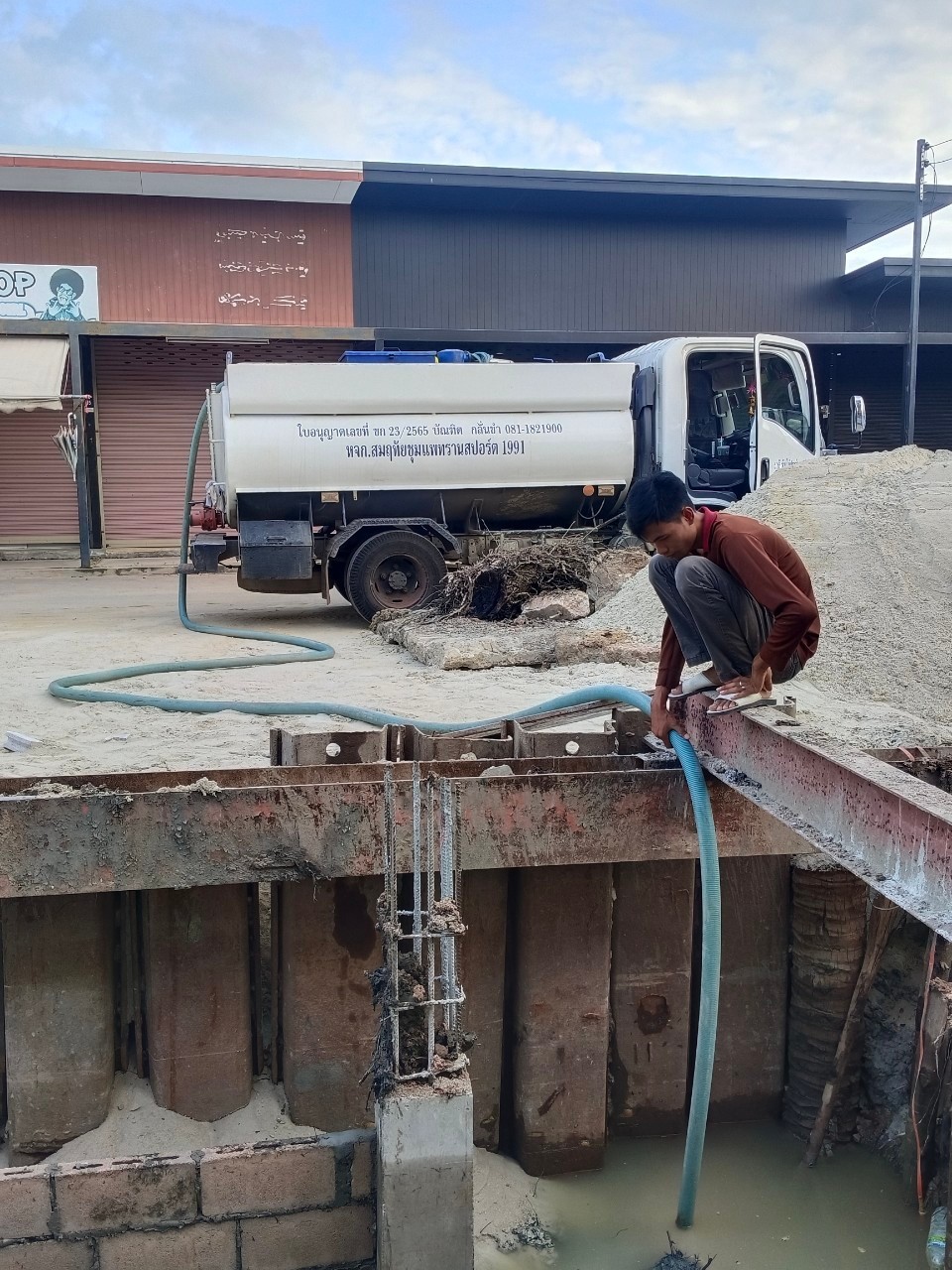 30 - https://บริการดูดส้วมดูดน้ําเสีย.com | บริการดูดส้วม ดูดน้ำเสีย แก้ไขปัญหาส้วมเต็ม ท่อตัน ขุดบ่อ/ถัง บริการบ้าน โรงงาน ร้านอาหาร ทั่วจังหวัด ด้วยรถ 6 ล้อใหญ่ ทีมงานมืออาชีพ ประสบการณ์กว่า 20 ปี ให้บริการในจังหวัดสมุทรสงคราม ราชบุรี กาญจนบุรี