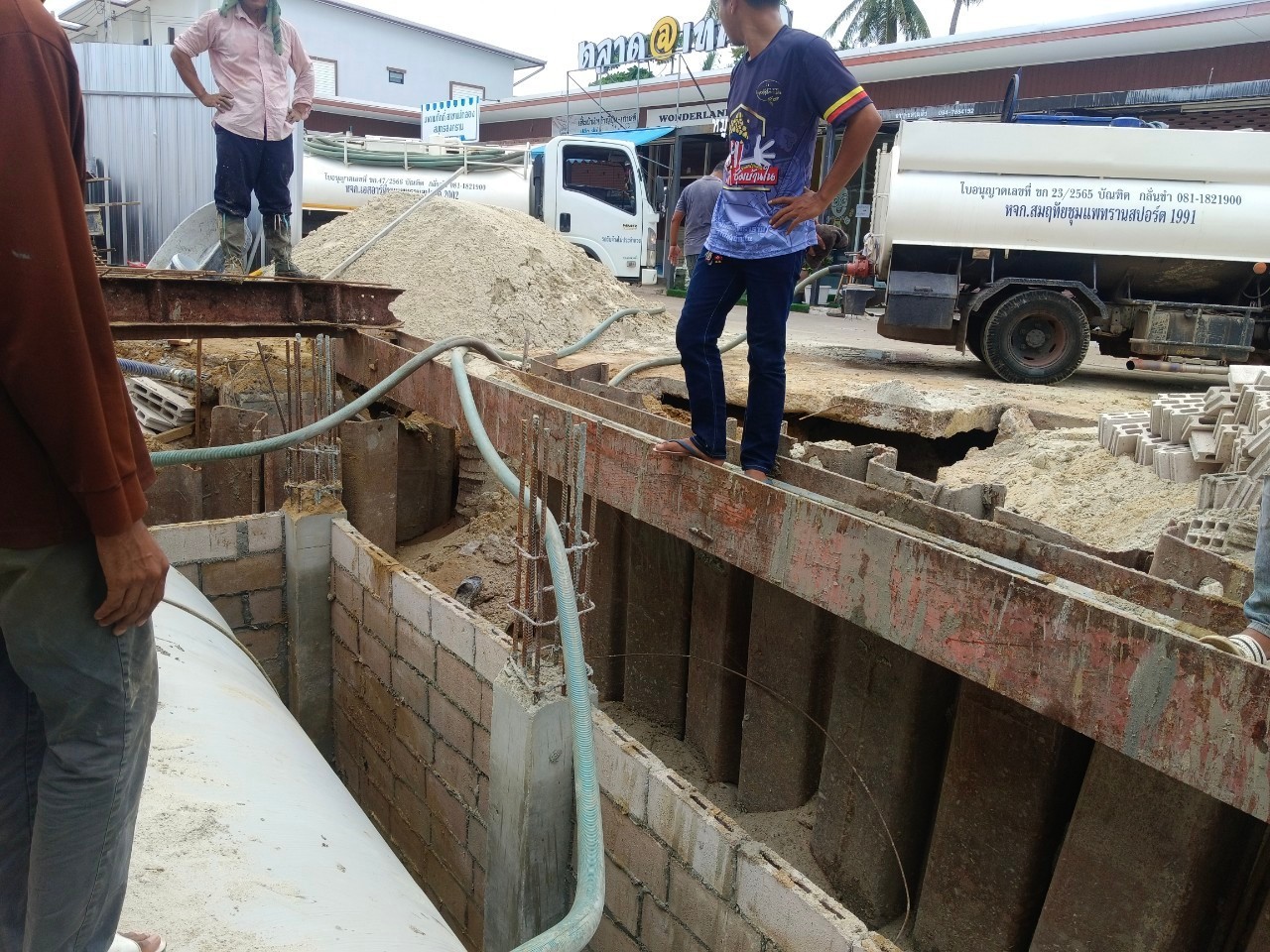 5 - https://บริการดูดส้วมดูดน้ําเสีย.com | บริการดูดส้วม ดูดน้ำเสีย แก้ไขปัญหาส้วมเต็ม ท่อตัน ขุดบ่อ/ถัง บริการบ้าน โรงงาน ร้านอาหาร ทั่วจังหวัด ด้วยรถ 6 ล้อใหญ่ ทีมงานมืออาชีพ ประสบการณ์กว่า 20 ปี ให้บริการในจังหวัดสมุทรสงคราม ราชบุรี กาญจนบุรี